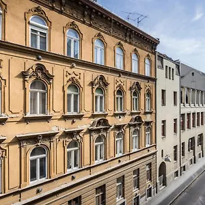 Cosy Tolnai Street Apartment